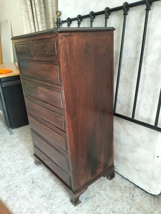 Cómoda de madera oscura