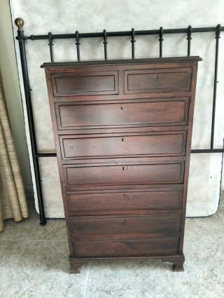 Cómoda de madera oscura