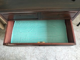 Cómoda de madera oscura