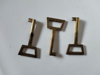 Cómoda de madera oscura