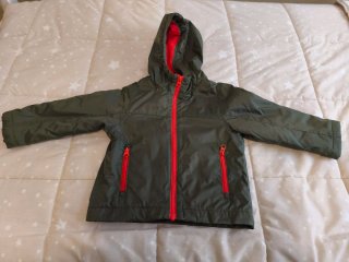Chaqueta infantil verde con cremallera roja