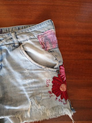 Shorts vaqueros con parches y bordado