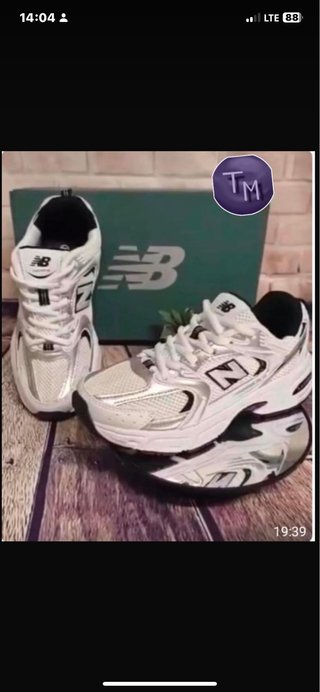 Zapatillas New Balance Blancas y Plateadas