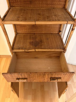 Estantería de mimbre y bambú