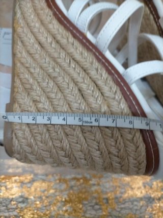 Sandalias cuña blancas cómodas, Marca Inside.