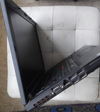 Lenovo Thinkpad T410 con su  Cargador AC 90W