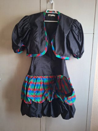 Vestido negro corto con chaqueta