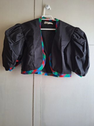 Vestido negro corto con chaqueta