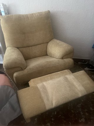 Sillón de tela beige