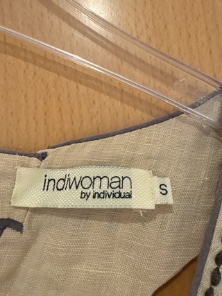 Vestido beige bordado con pavo real