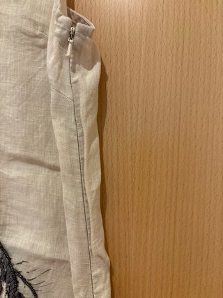 Vestido beige bordado con pavo real