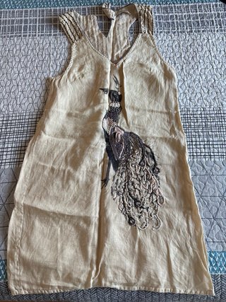 Vestido beige bordado con pavo real