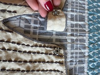 Vestido beige bordado con pavo real