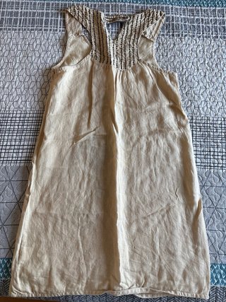 Vestido beige bordado con pavo real