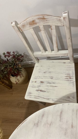 Mesa redonda vintage y 2 sillas pintadas a mano