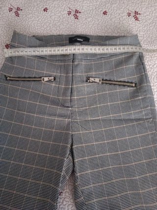 Pantalón pitillo cuadros beige y gris