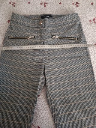 Pantalón pitillo cuadros beige y gris