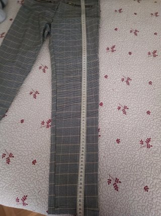 Pantalón pitillo cuadros beige y gris