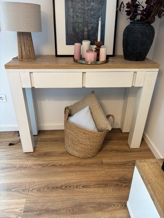 Consola de madera . Blanca con dos cajones.