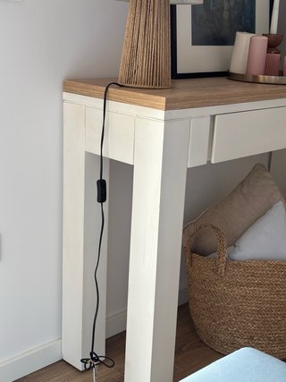 Consola de madera . Blanca con dos cajones.