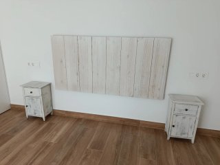 Conjunto cabecero madera y mesitas de noche
