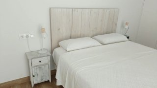 Conjunto cabecero madera y mesitas de noche