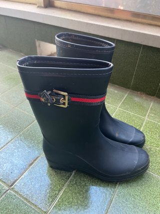 Botas de agua negras con detalle rojo