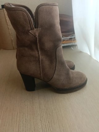 Botines ante tacón marrones.