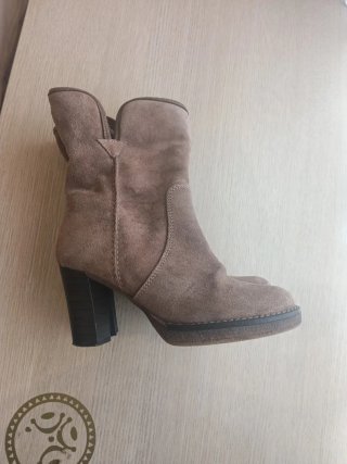 Botines ante tacón marrones.