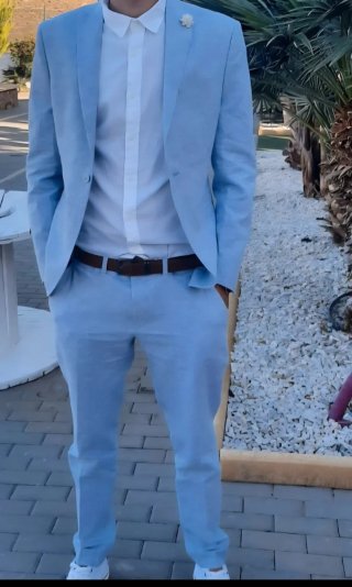 Traje azul claro para evento
