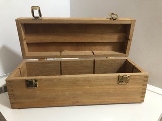 Caja de madera con cierres metálicos