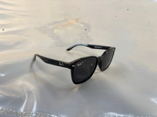Gafas de sol Ray-Ban negras nuevas