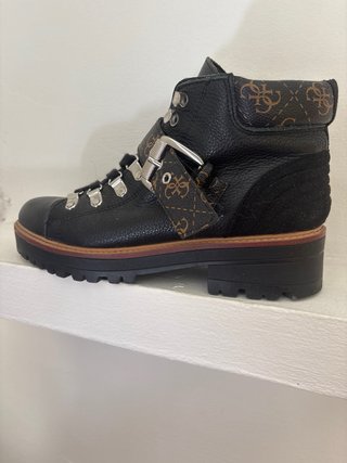 Botines Guess Negros con Detalles Marrones