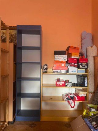 Estantería con cajones de madera