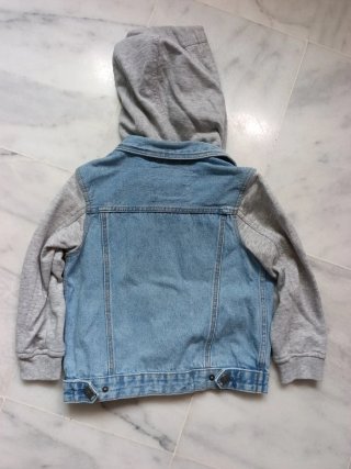 Chaqueta vaquera con capucha niño