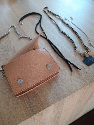 Bolso Pull&Bear crema con colgante móvil