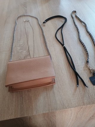 Bolso Pull&Bear crema con colgante móvil