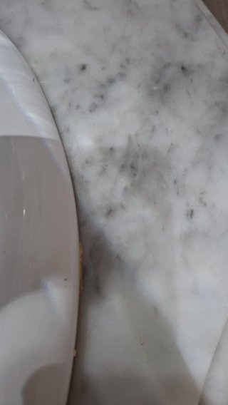 Lavabo de mármol y madera