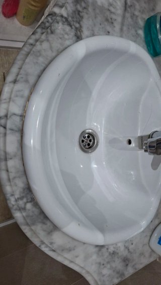 Lavabo de mármol y madera