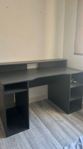Escritorio funcional gris oscuro