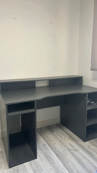 Escritorio funcional gris oscuro