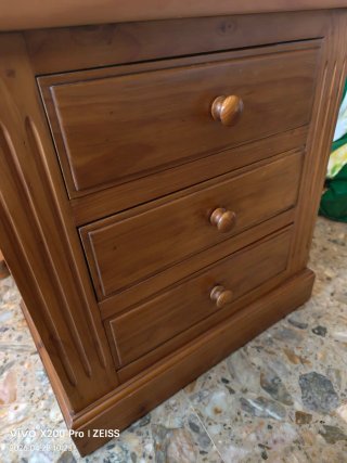 Mesita de noche de madera