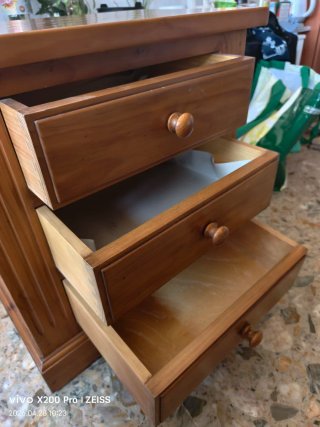 Mesita de noche de madera