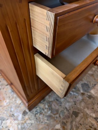 Mesita de noche de madera
