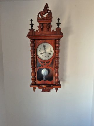 Reloj de pared madera con péndulo