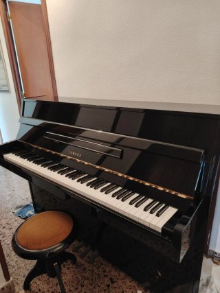 Piano Vertical Yamaha modelo M1.