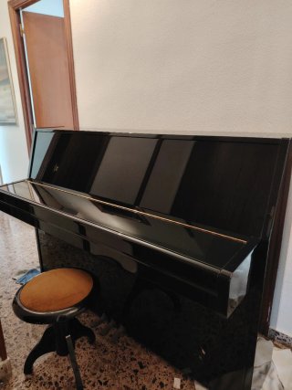 Piano Vertical Yamaha modelo M1.