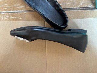 Caja bailarinas mujer negras con hebilla – 10 pare
