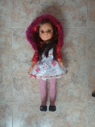 Muñeca con capucha roja y vestido estampado