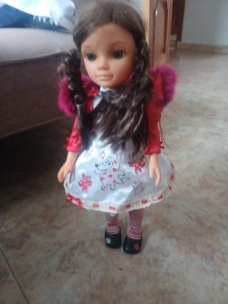 Muñeca con capucha roja y vestido estampado